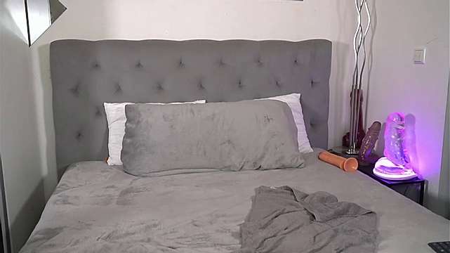 hotmilfbitch nude on cam for live sex chat