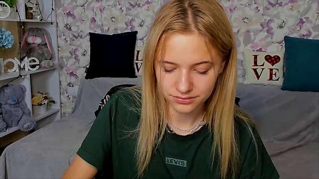 AlissonWow nude on cam for live sex chat