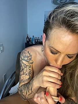bigclitsecret nude on cam for live sex chat