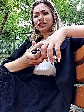 Ella_momy nude on cam for live sex chat