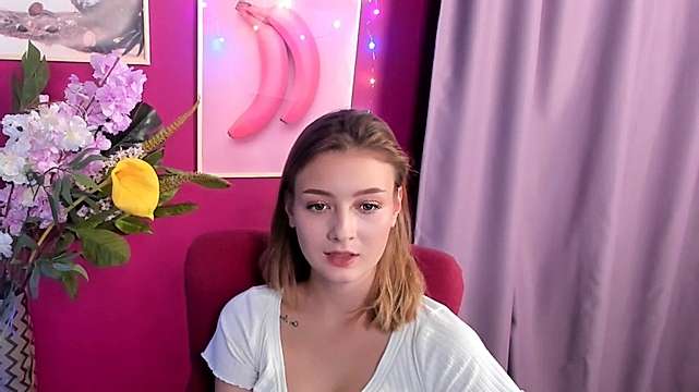 LaurreSoucy nude on cam for live sex chat