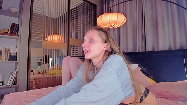 SusieLou nude on cam for live sex chat