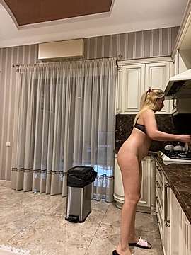 AAAlitapluggg nude on cam for live sex chat