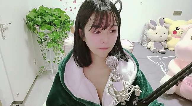 Aimee-li nude on cam for live sex chat