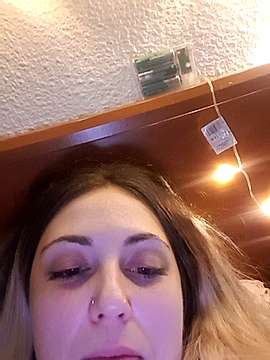 giastrip nude on cam for live sex chat