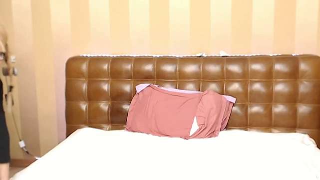 MeyLeen nude on cam for live sex chat
