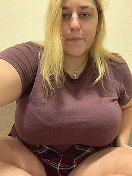 SaftigeVikky nude on cam for live sex chat