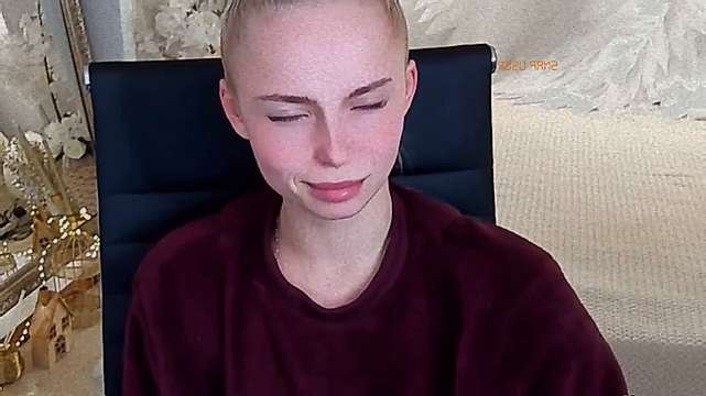 DaisyHots nude on cam for live sex chat