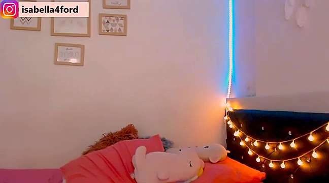 isabellaisback nude on cam for live sex chat