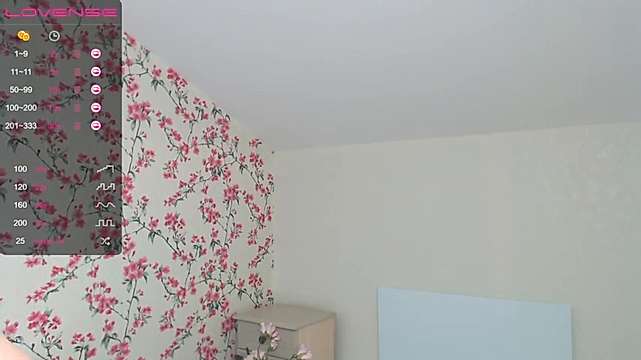 LuxuryBri nude on cam for live sex chat