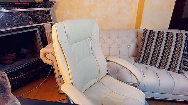 BonnieLas nude on cam for live sex chat