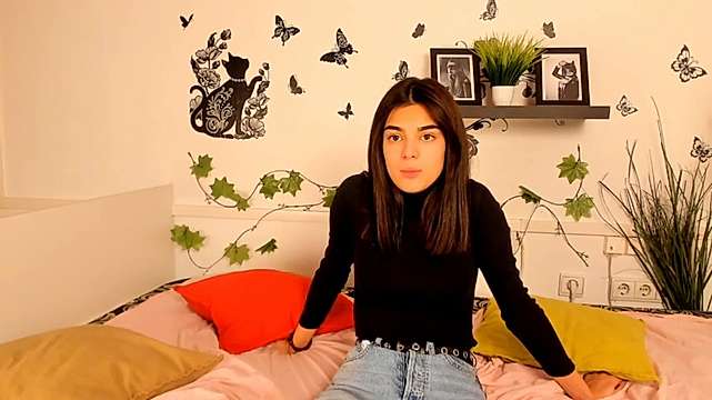 KrissYvett nude on cam for live sex chat