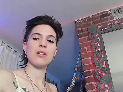 LaRouxxx nude on cam for live sex chat