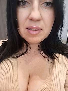 Adelaidahot nude on cam for live sex chat