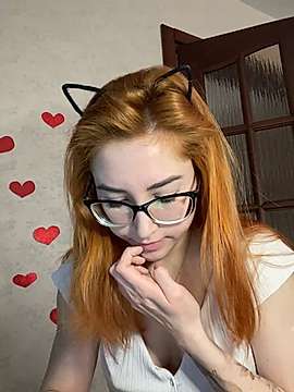 Foxycutee nude on cam for live sex chat