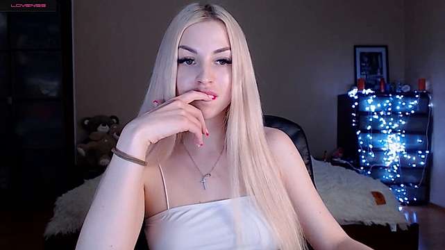 MilanaOmg nude on cam for live sex chat