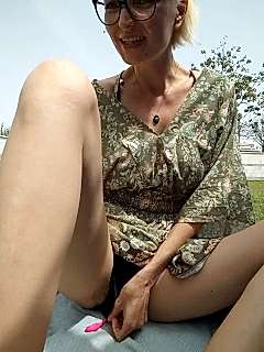 MiaWantsMore nude on cam for live sex chat