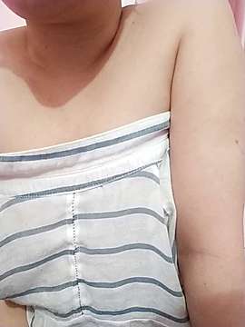 Lucynguyena nude on cam for live sex chat