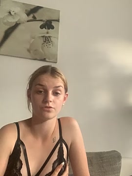 mayamelony nude on cam for live sex chat