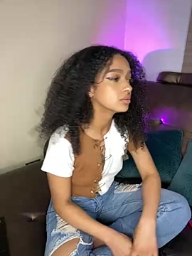 Bella__18 nude on cam for live sex chat