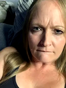 HoneyBluex nude on cam for live sex chat