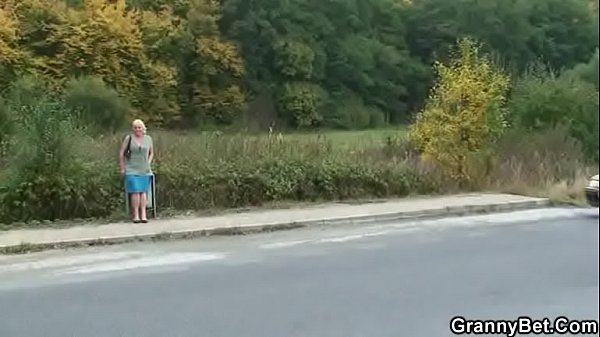 Stranger bangs her old hairy hole