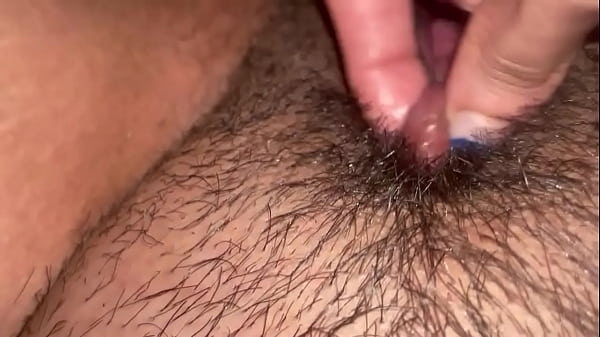 Coño gordo y peludo masturbandose