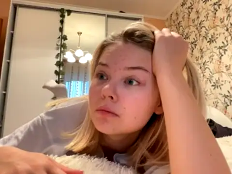 frogggy1313 nude on cam for live sex chat