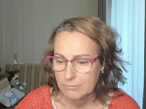 lauraoven nude on cam for live sex chat