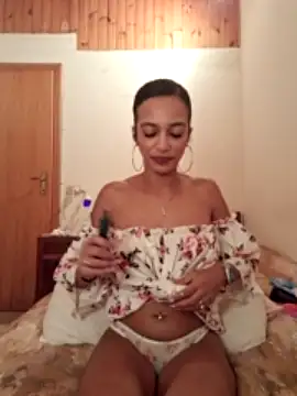 RealSuntiss nude on cam for live sex chat