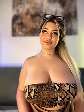 MetishaV nude on webcam for live sex chat
