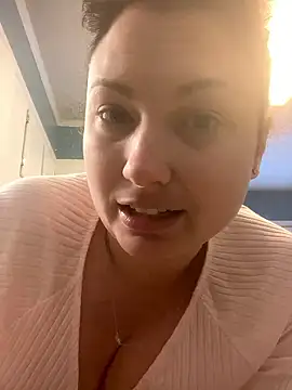 MilkyMrsRobinson nude on webcam for live sex chat