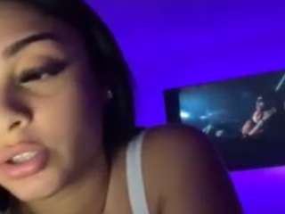yumyyello nude on Live Cam Sex Chat