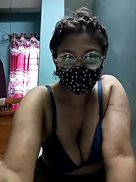Cute-Sweetie nude on webcam for live sex chat