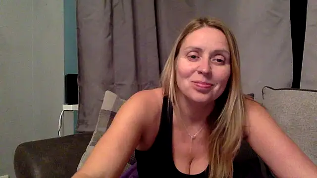 DirtyBanteringBitch nude on webcam for live sex chat