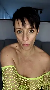 YOURHESZTIA nude on webcam for live sex chat