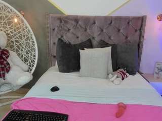 lili-traviss nude on Live Cam Sex Chat