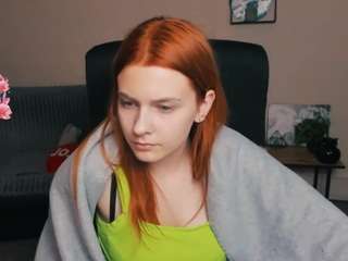 emmi-lovee nude on Live Cam Sex Chat