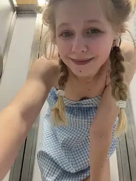 Julie_Cutie nude on webcam for live sex chat