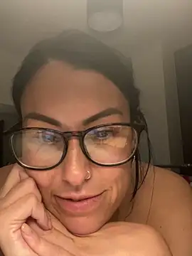 xCharlie_MILFx nude on webcam for live sex chat