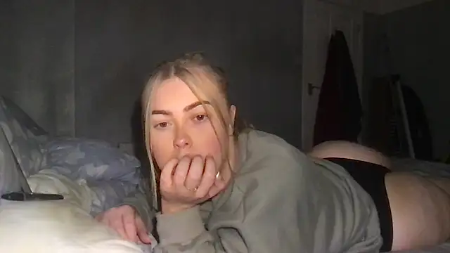 EllaSmithxox nude on webcam for live sex chat