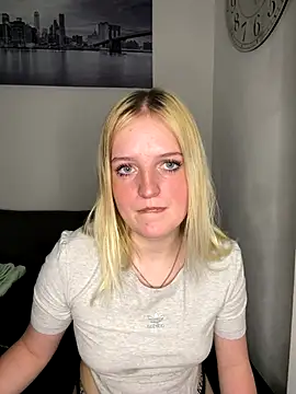 DieBlondeHannah nude on webcam for live sex chat