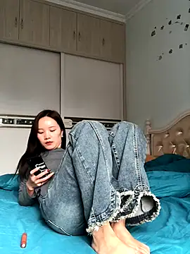 Mile-m nude on webcam for live sex chat