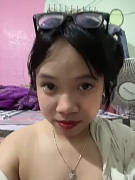 Leeeeiu nude on webcam for live sex chat