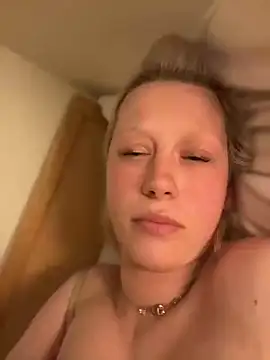 LeniMaria nude on webcam for live sex chat
