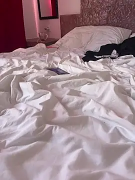 Melissathequeen34000 nude on webcam for live sex chat